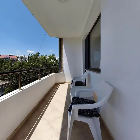 Yanevi Apartment