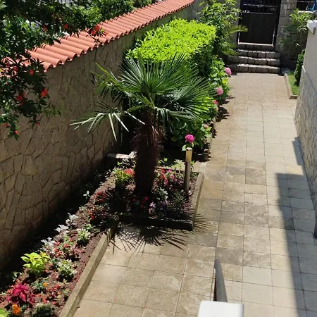 Yanevi Apartment